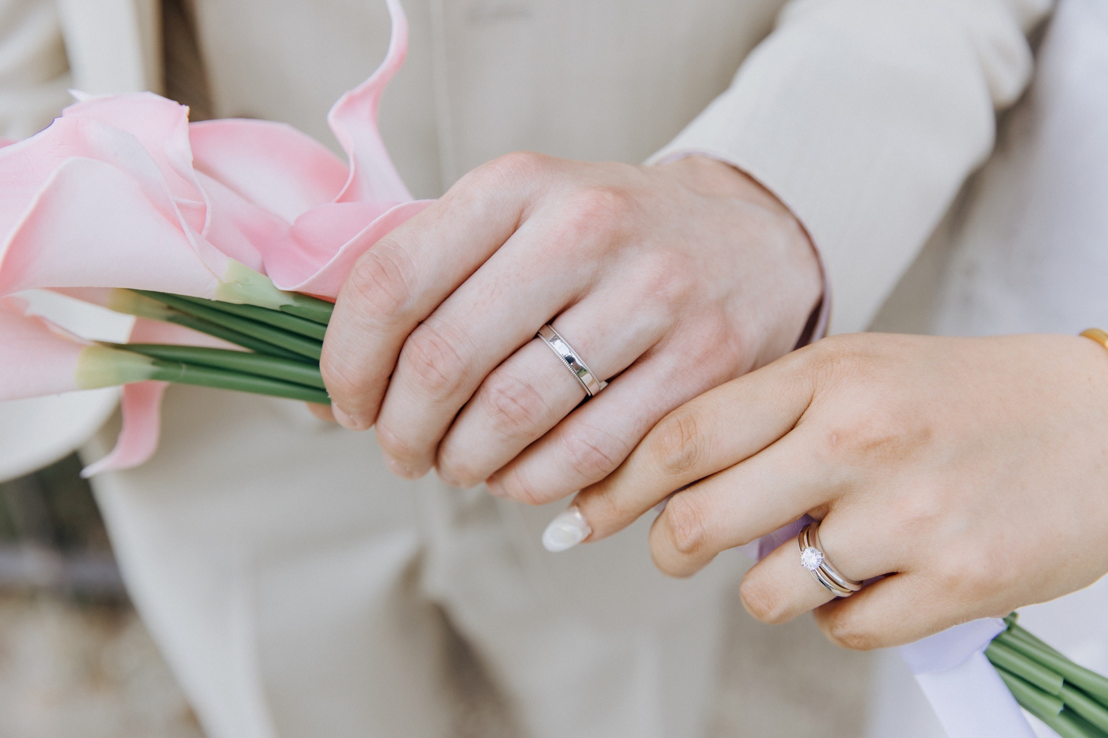 Détail des alliances et du bouquet de mariage