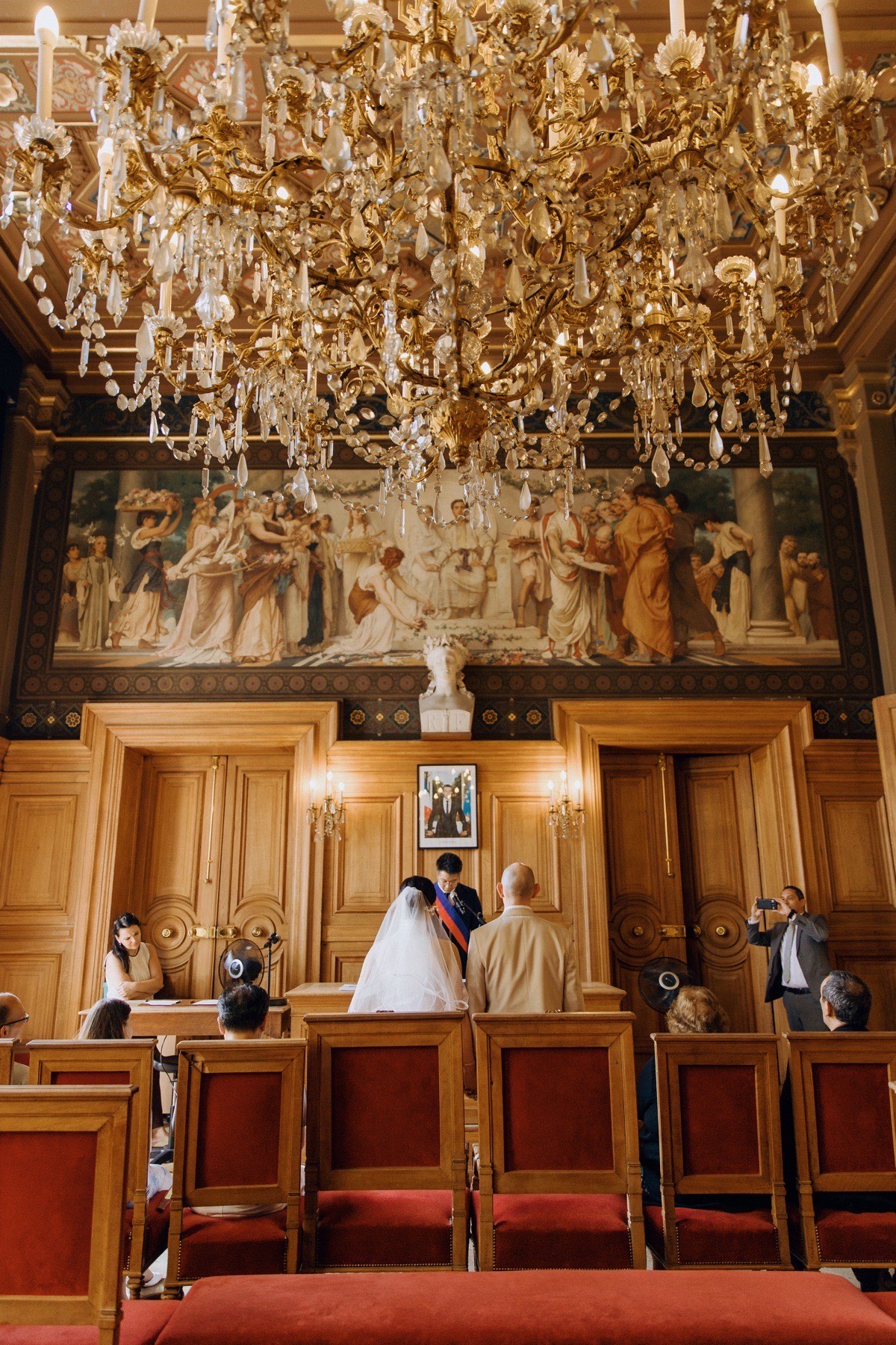 Cérémonie civile photographiée dans une salle de mairie parisienne