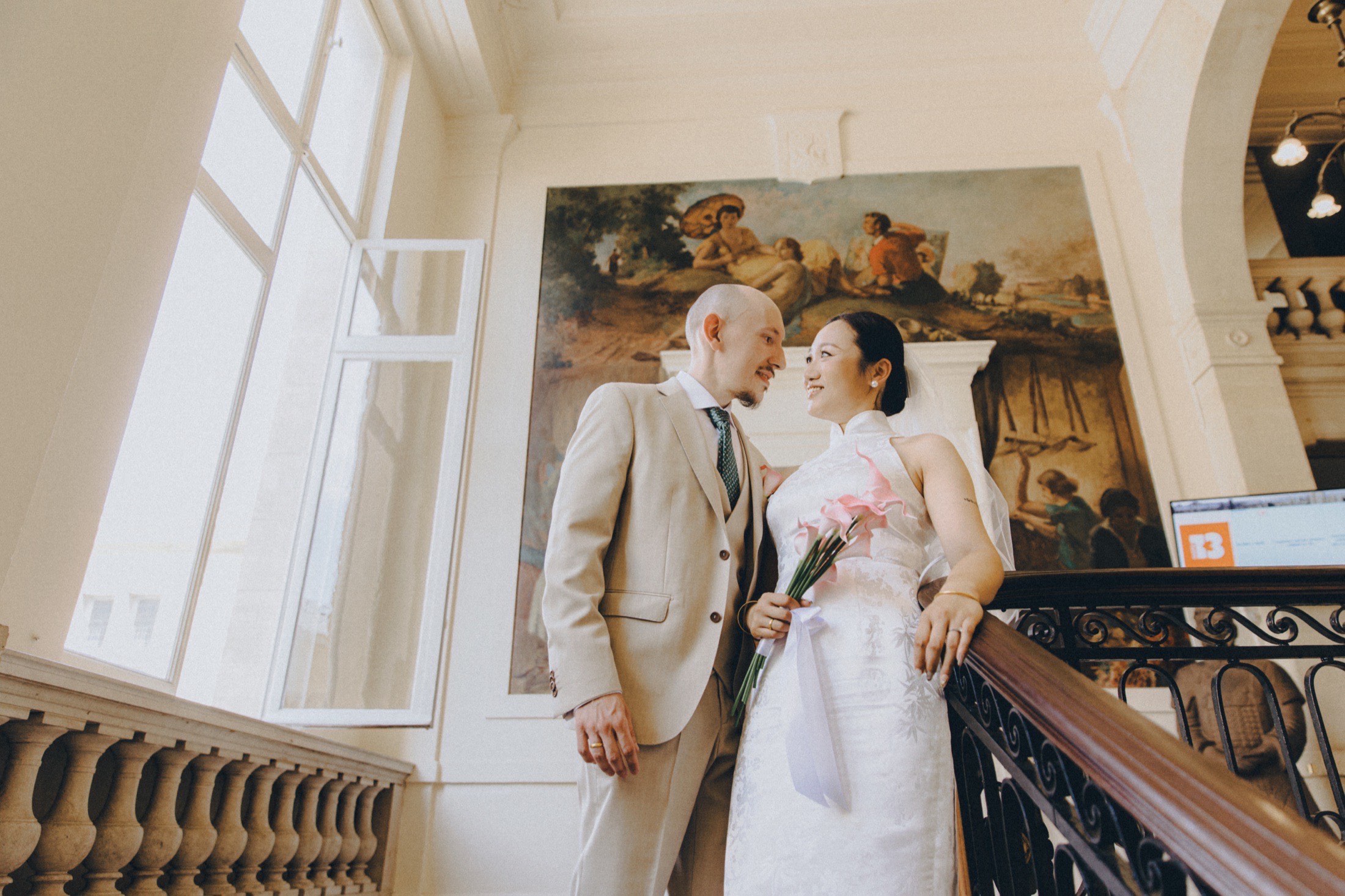 Portrait naturel des mariés dans l’escalier intérieur de la mairie
