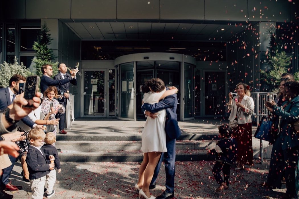 Anaïs et Nicolas s’embrassent à la sortie de leur mariage civil à Paris