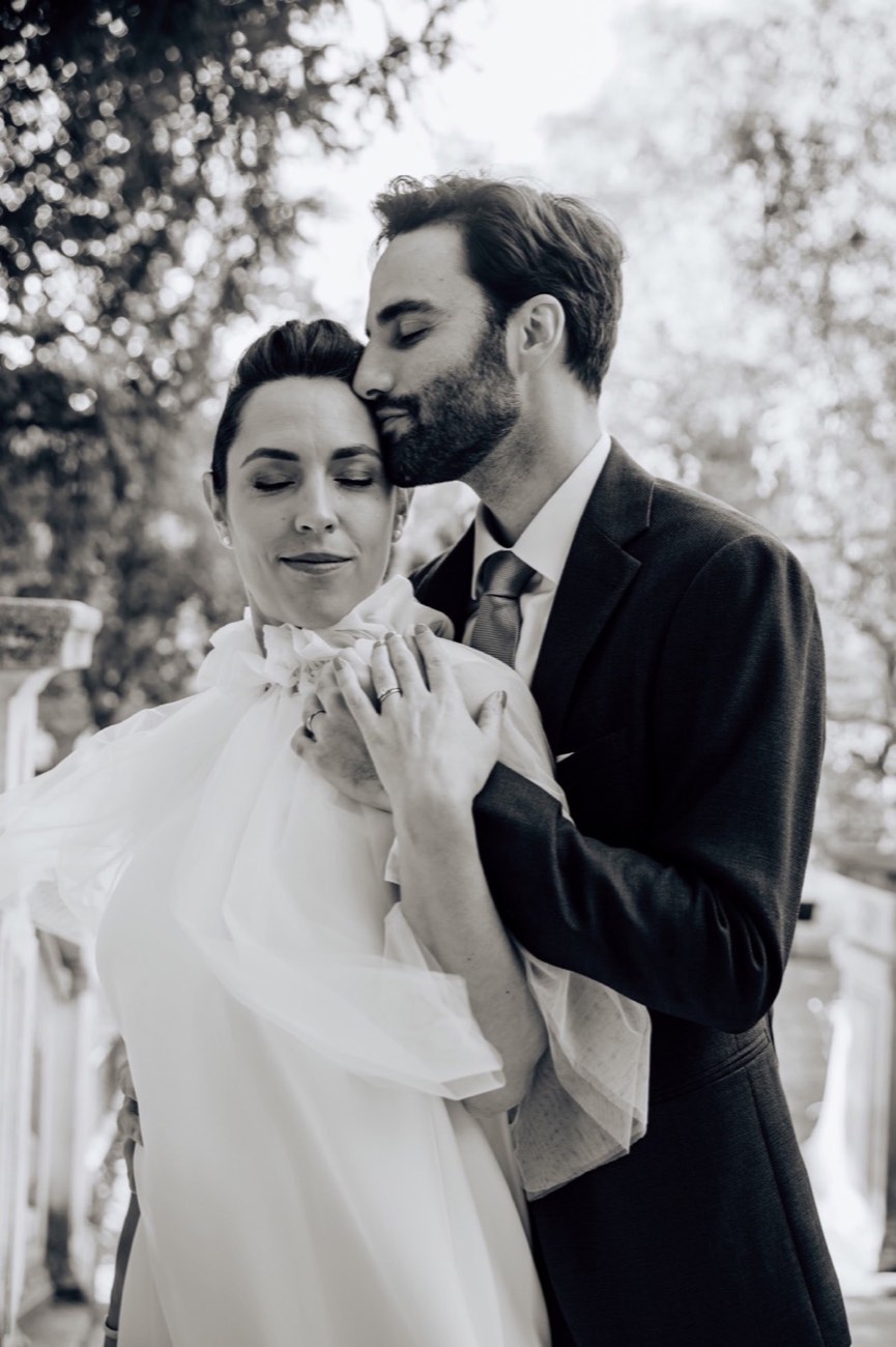 Portrait intime en noir et blanc d’Anaïs et Nicolas après la cérémonie