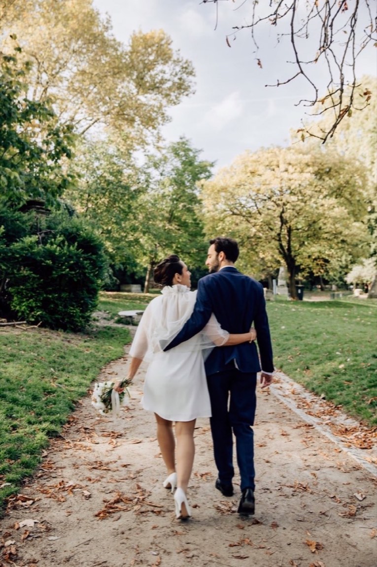 Anaïs et Nicolas marchent ensemble dans un parc après leur mariage civil