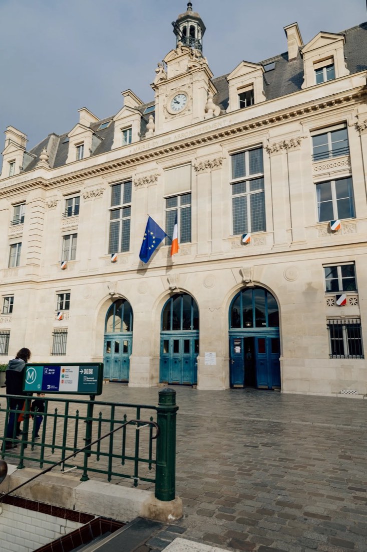 Façade de la mairie du 13e arrondissement de Paris avant une cérémonie civile