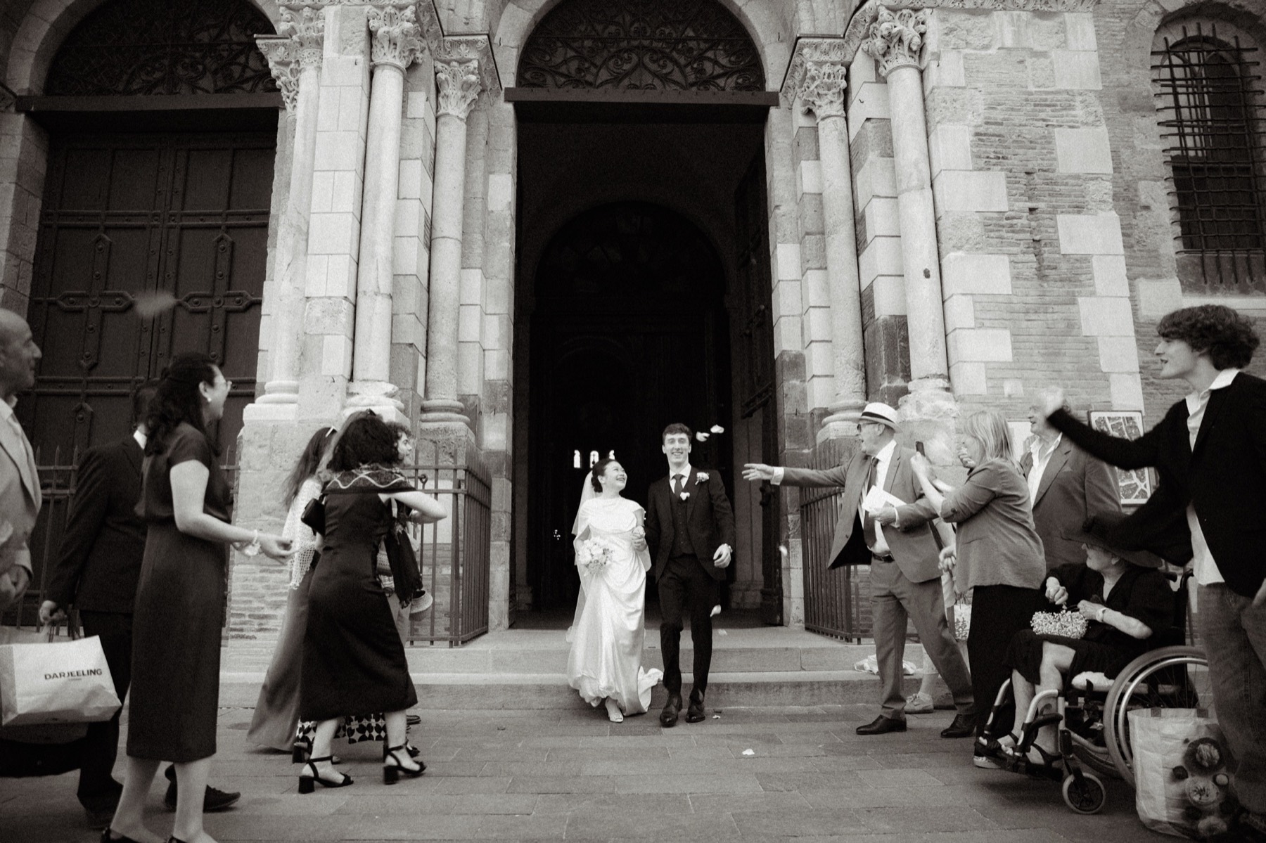 Sortie de cérémonie de mariage entourée des invités