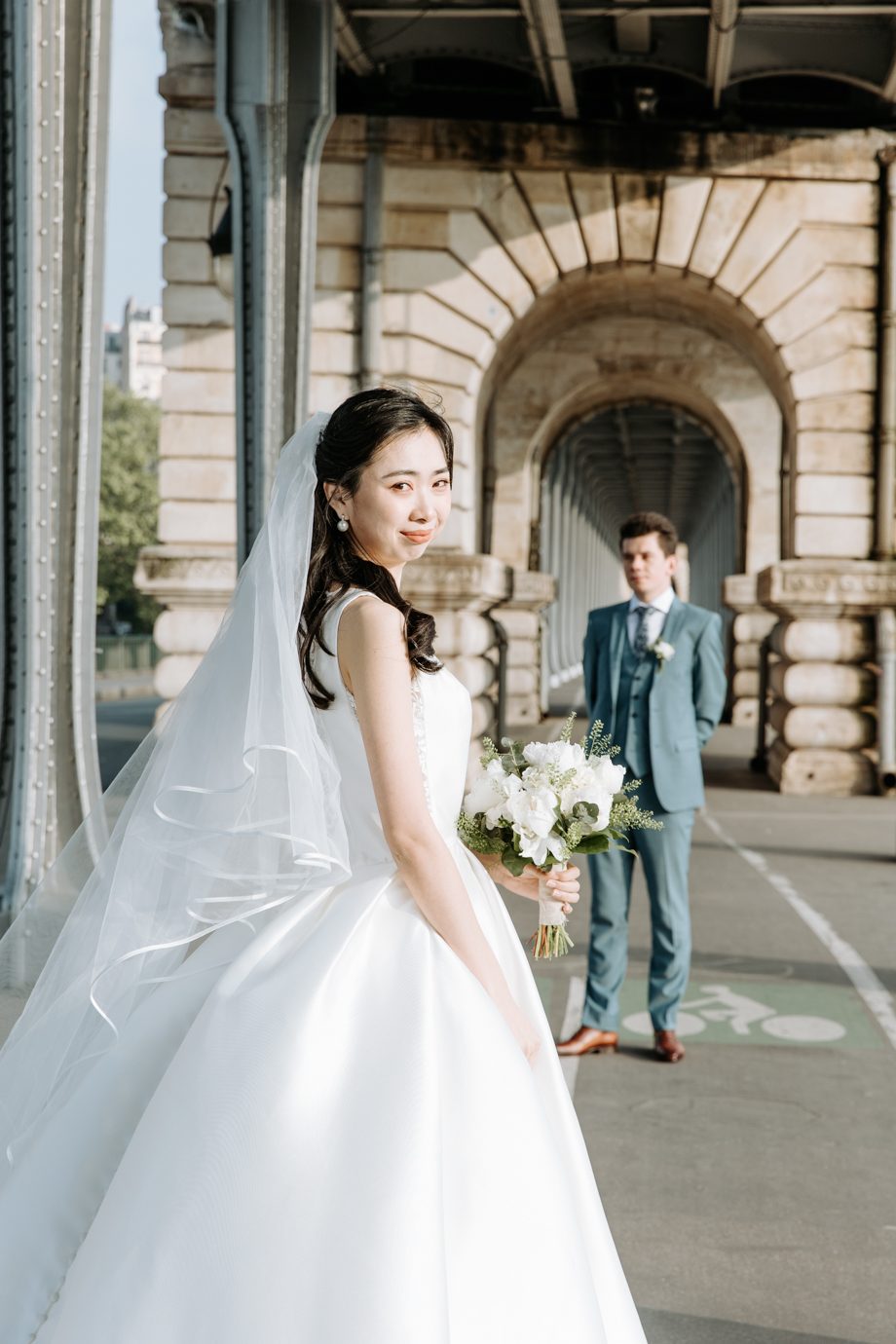 Portrait de mariage élégant avec voile