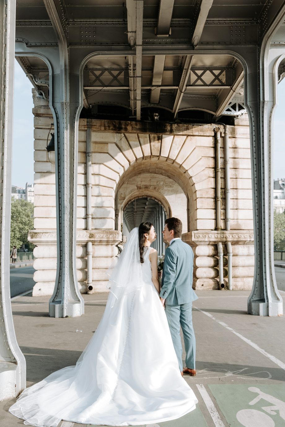 Maries sous une architecture parisienne