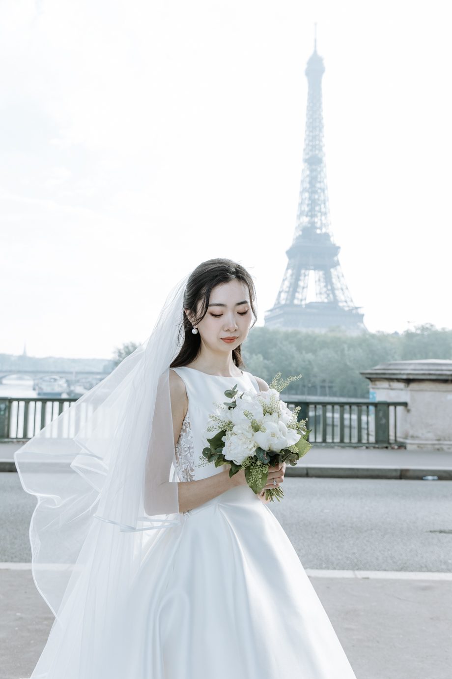 Portrait de la mariée avec bouquet à Paris