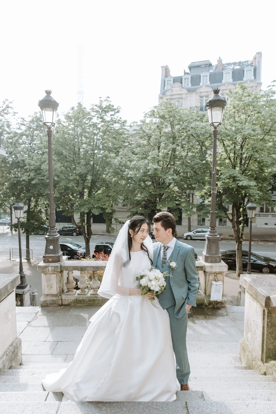 Maries marchant dans une rue parisienne