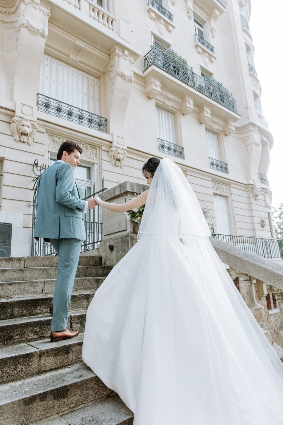 Moment de couple devant une facade parisienne