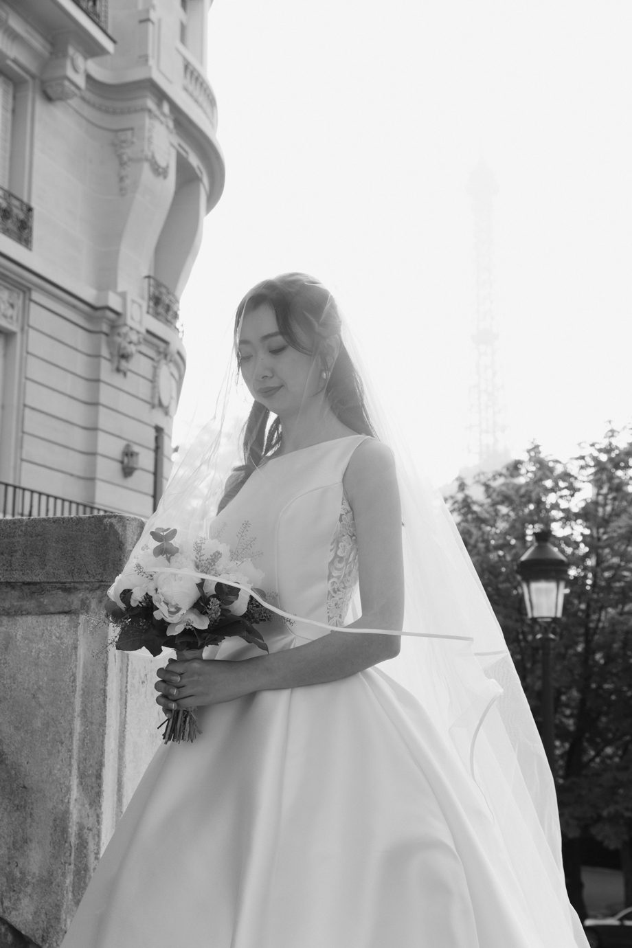 Portrait noir et blanc de la mariée