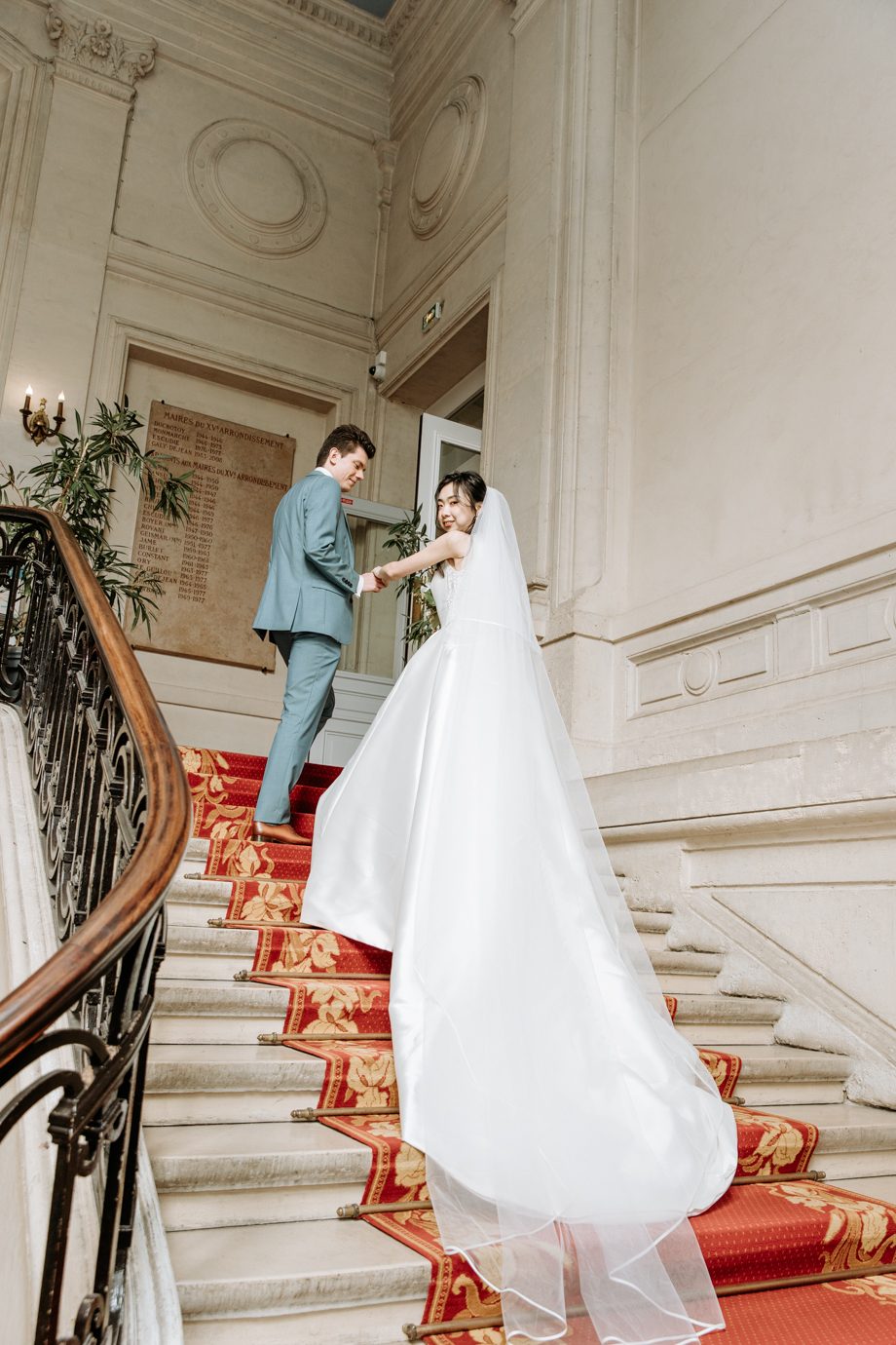 Photo de mariage dans un escalier élégant