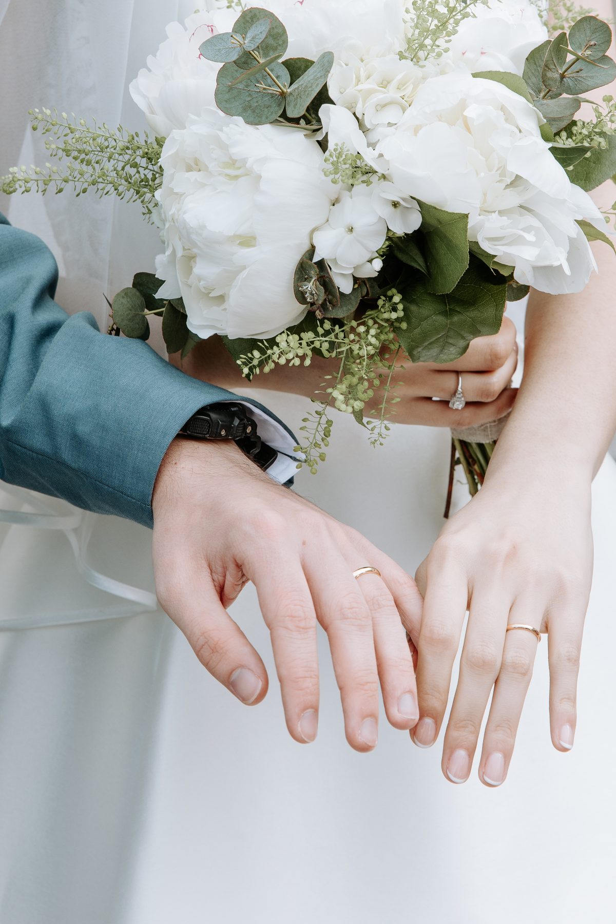 Detail alliances et bouquet de mariage