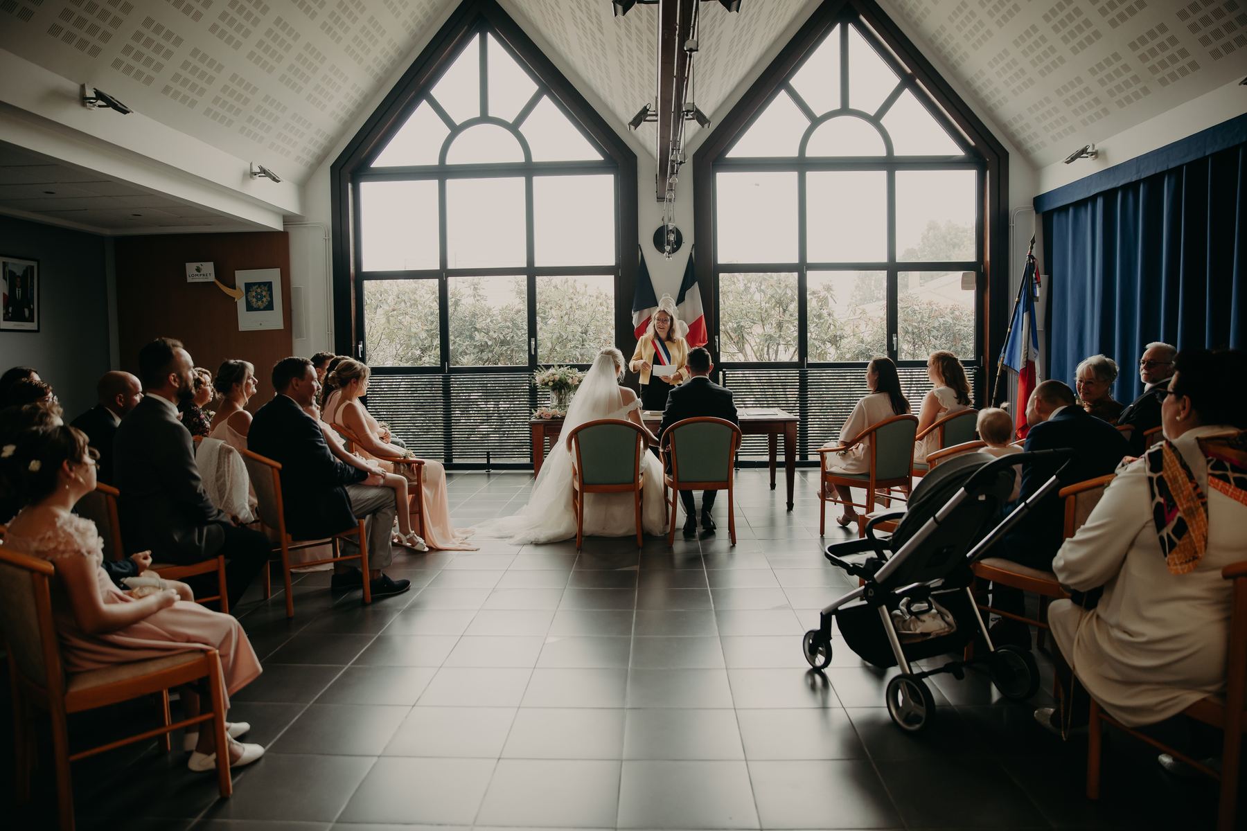 ceremonie civile a la mairie photographiee en reportage naturel