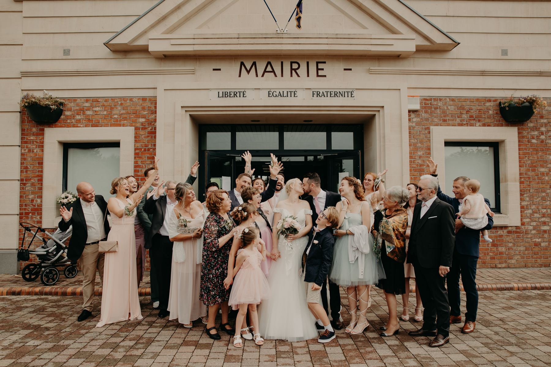 ceremonie civile a la mairie photographiee en reportage naturel