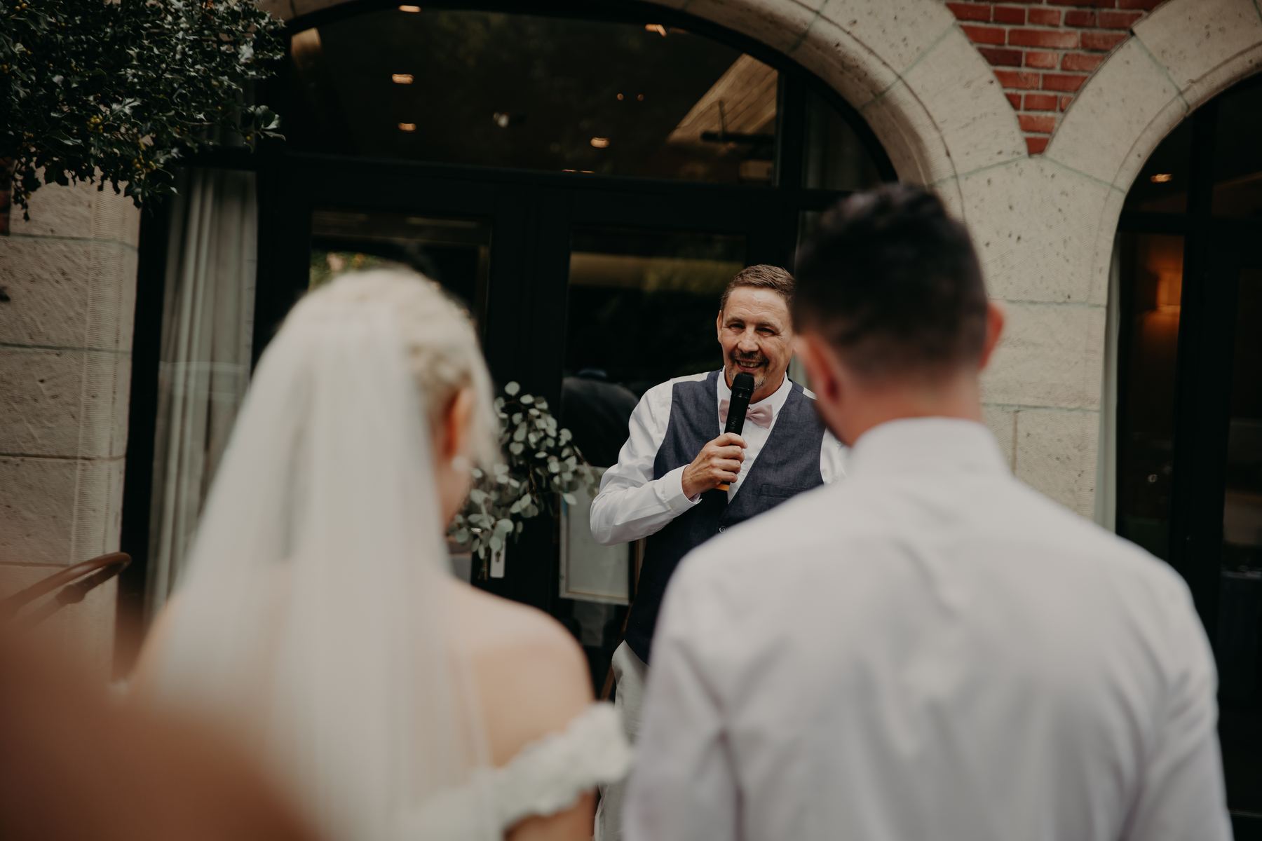 moments naturels et emotions pendant un mariage civil