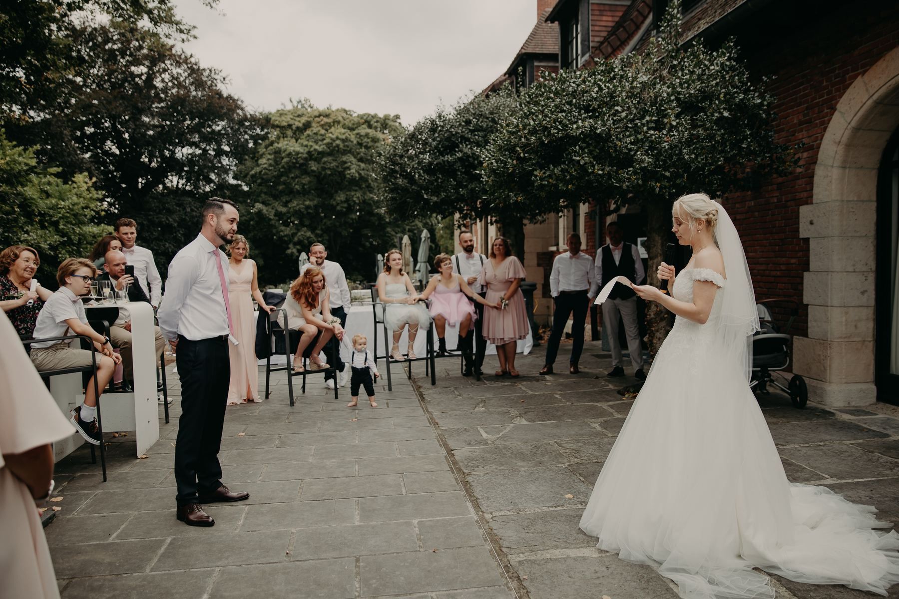 moments naturels et emotions pendant un mariage civil