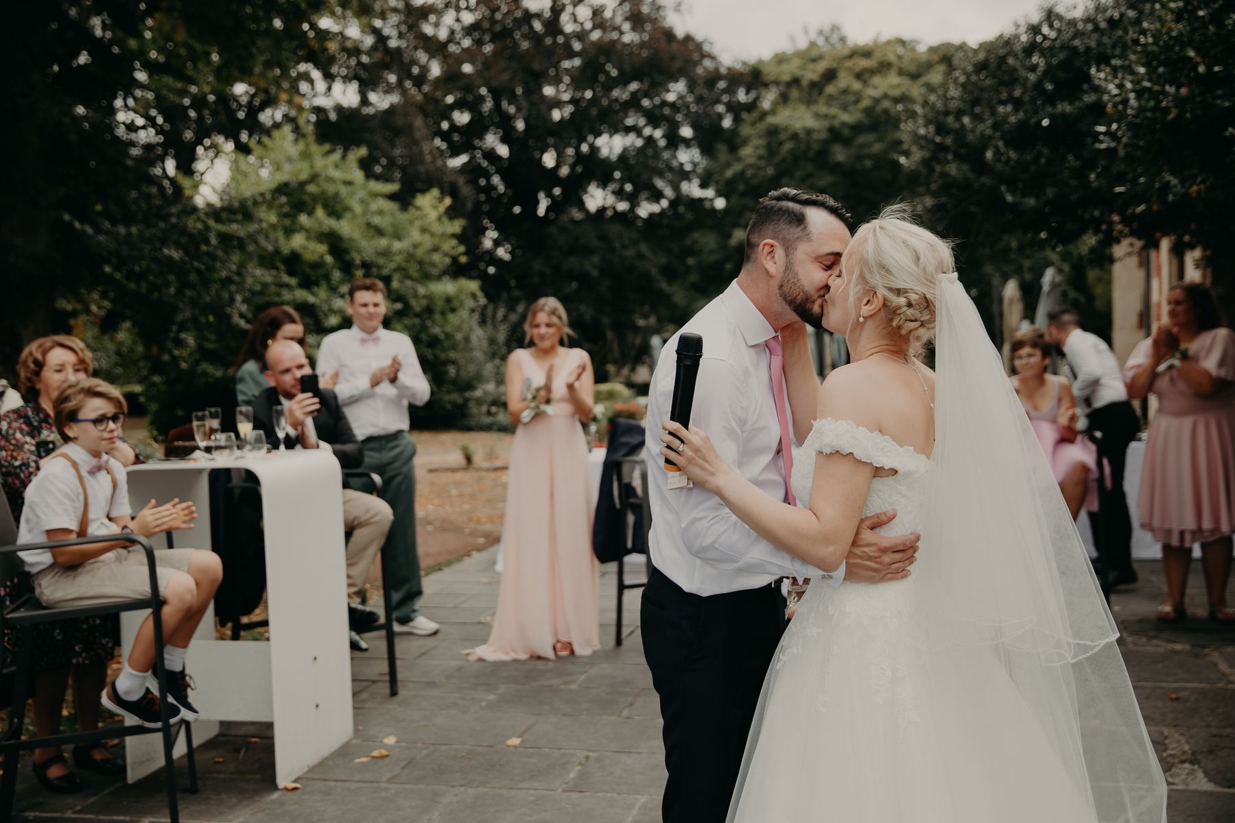 moments naturels et emotions pendant un mariage civil