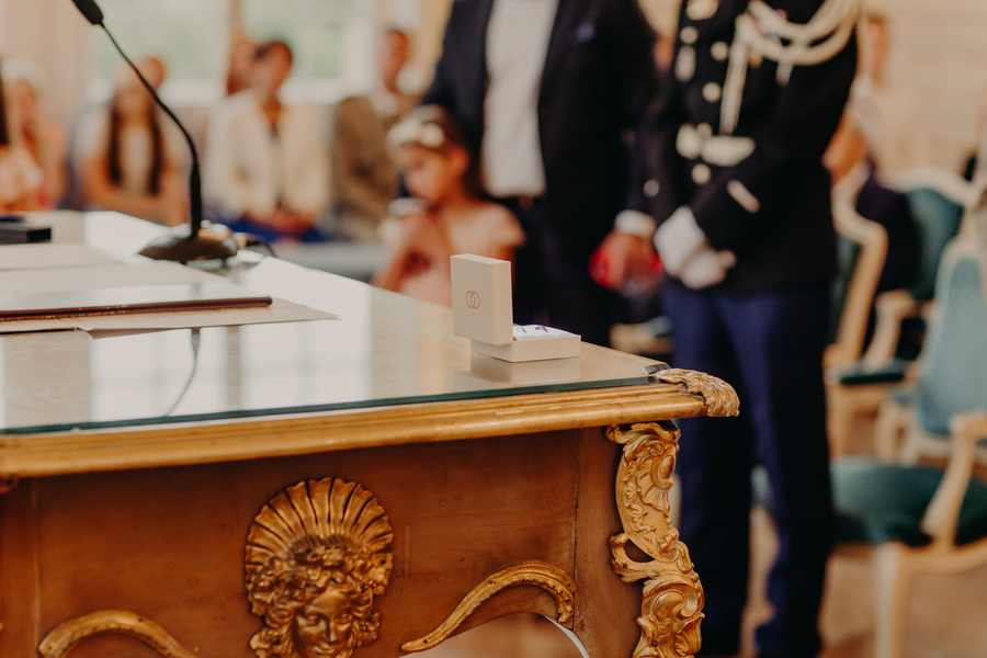 Detail des alliances pendant le mariage civil