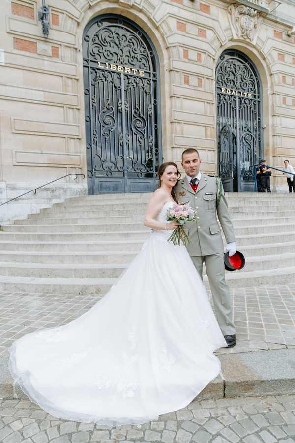 Couple de maries devant la mairie de Versailles