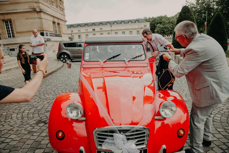 Voiture ancienne apres la ceremonie a Versailles