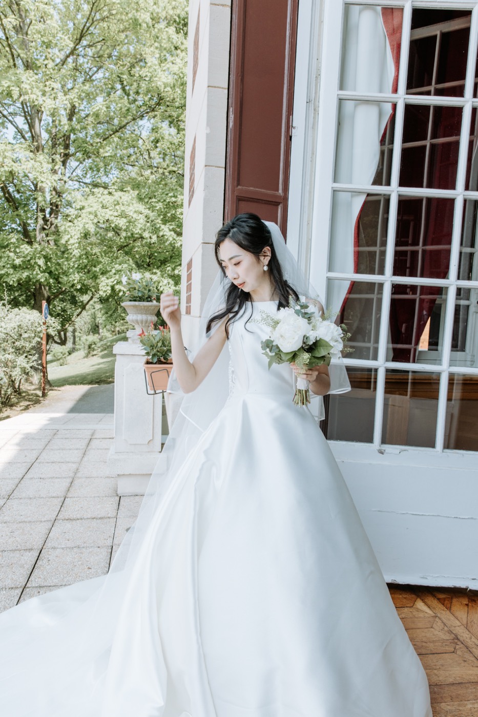 Portrait lumineux de la mariée pres du château
