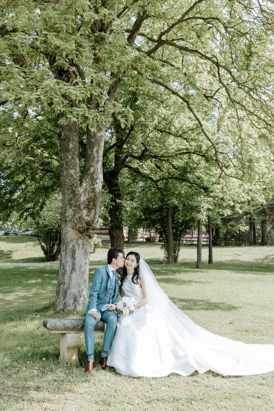 Portrait de couple assis sous un arbre