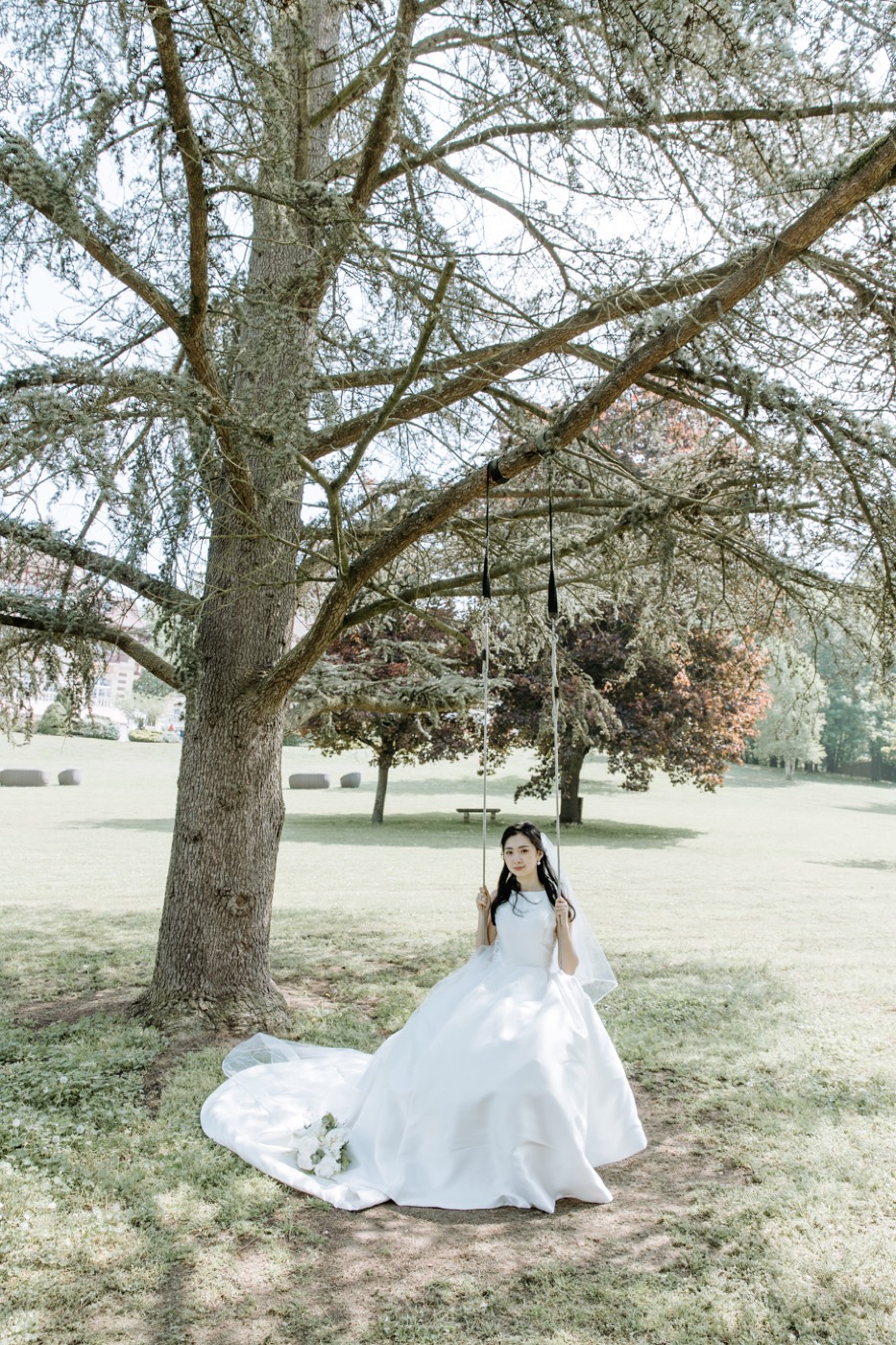 Portrait de la mariée dans un parc