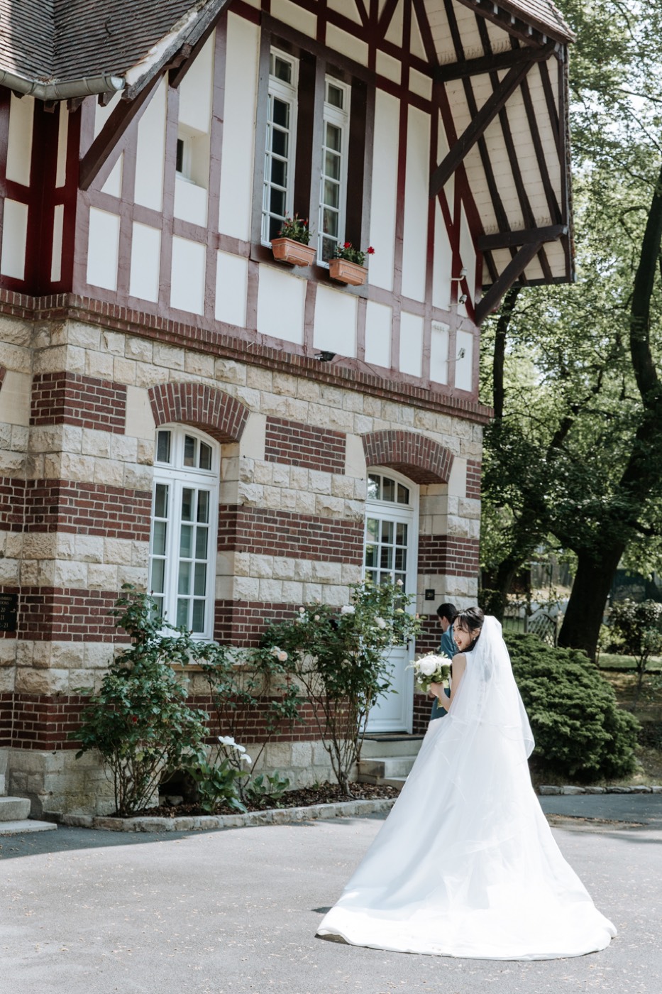 Château et mariée en robe blanche