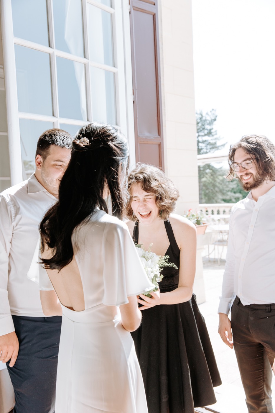 Moment naturel avec les proches pendant le mariage