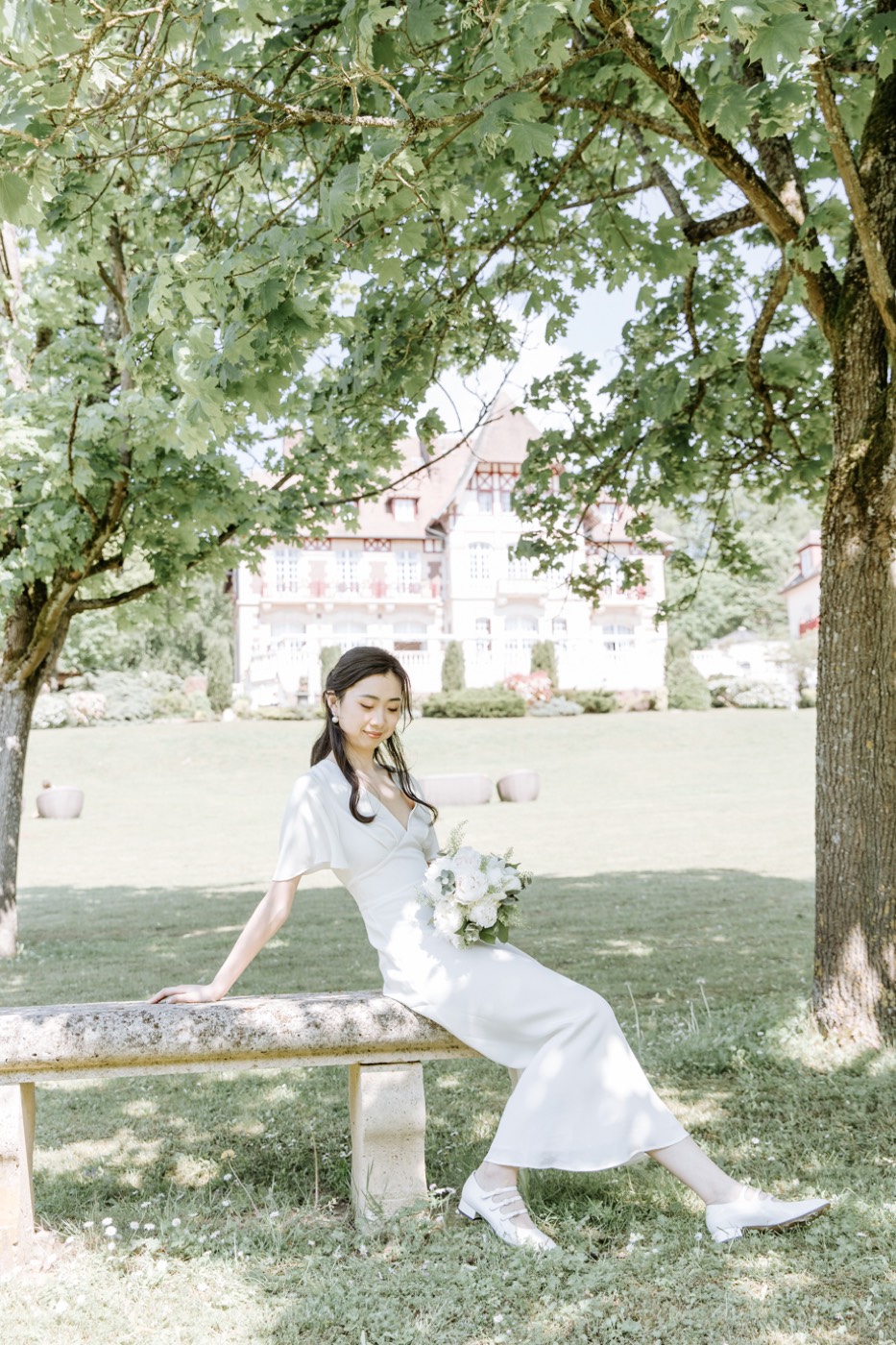 Portrait de la mariée sur un banc