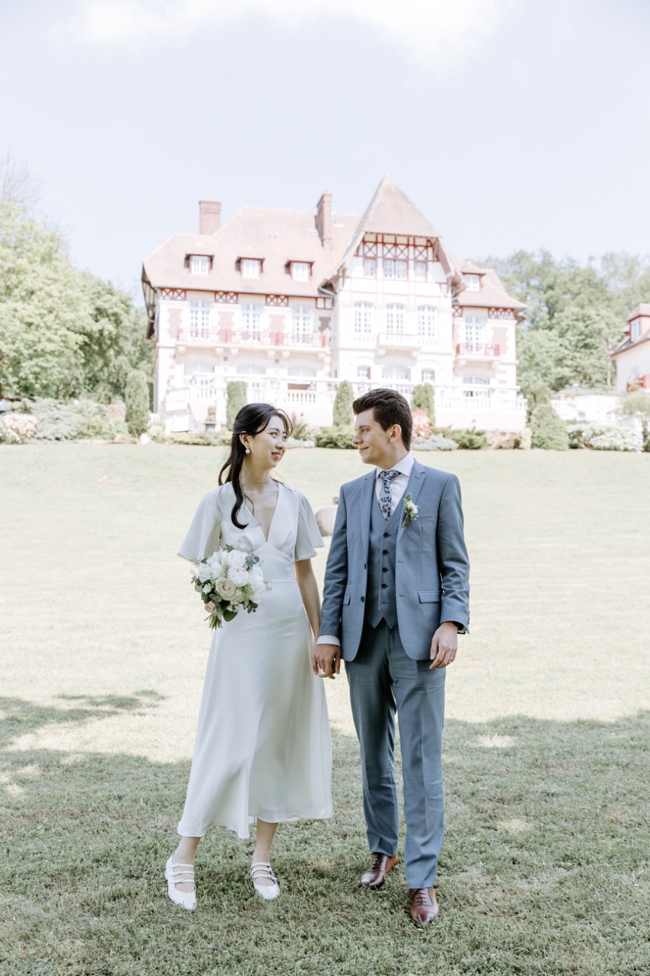 Photo de couple devant le château