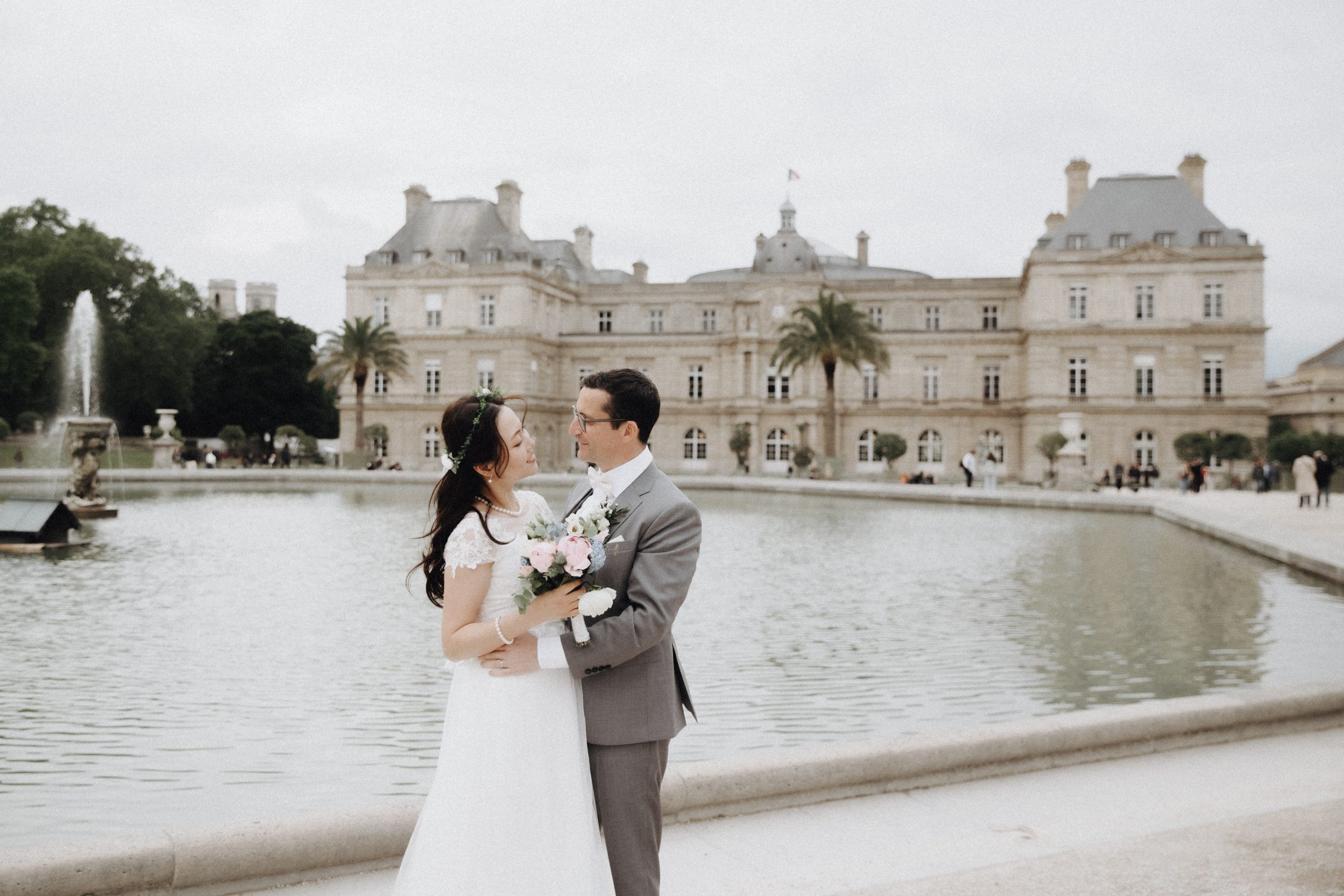 Mariage civil au Jardin du Luxembourg a Paris - couple maries