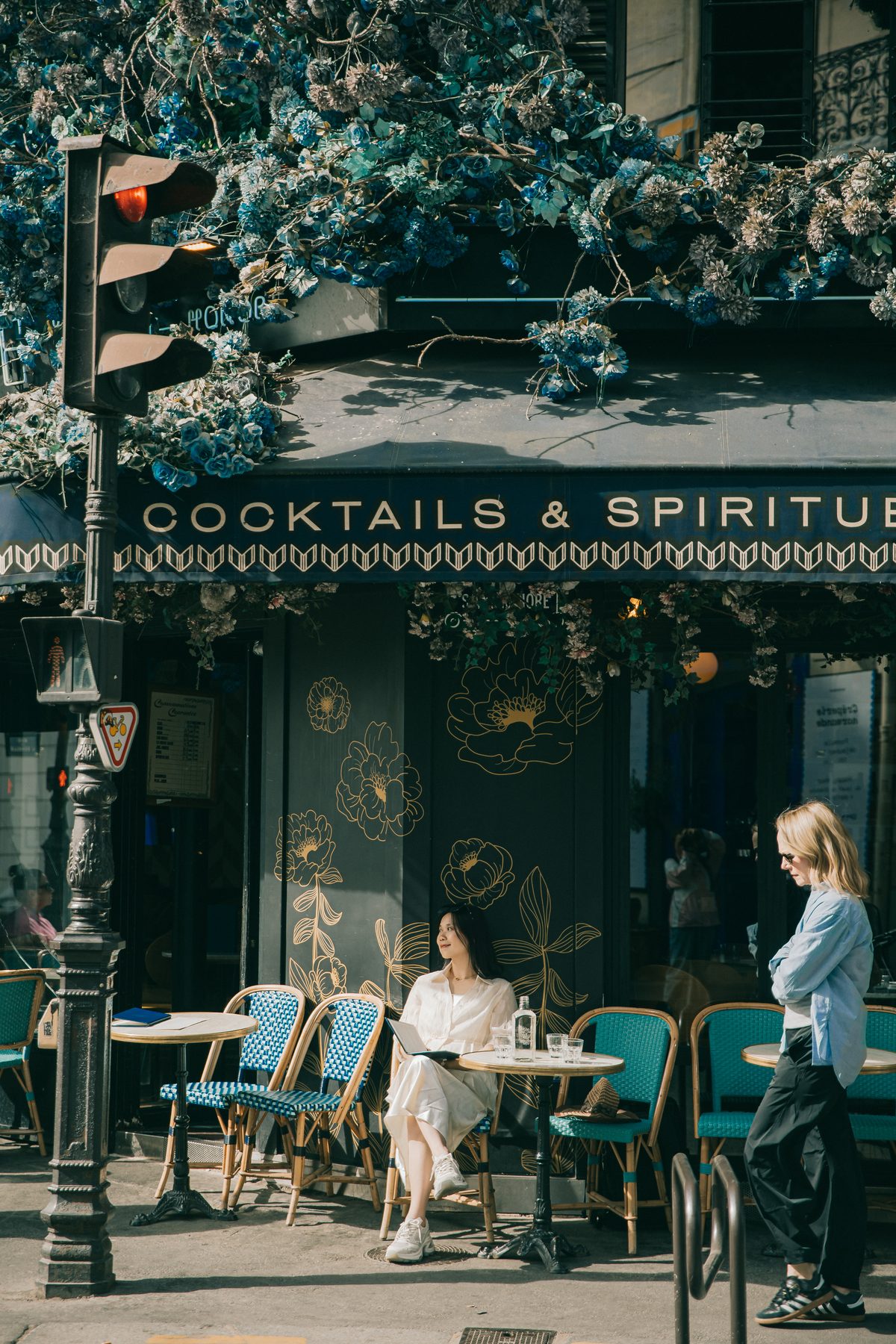 Lifestyle portrait in a Paris street