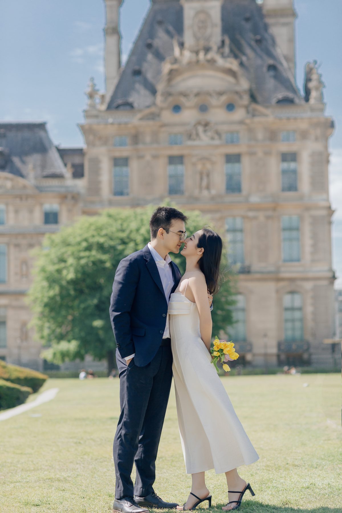 Romantic couple vacation photoshoot at the Louvre
