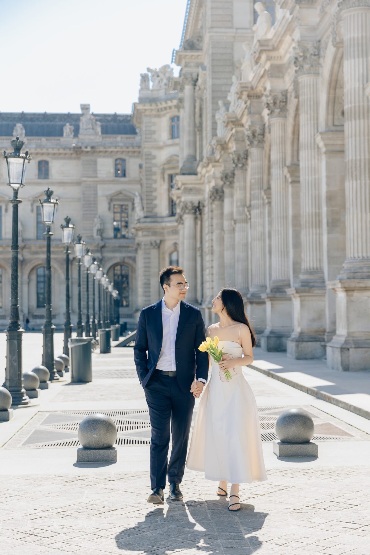 Couple photo session at the Louvre in Paris