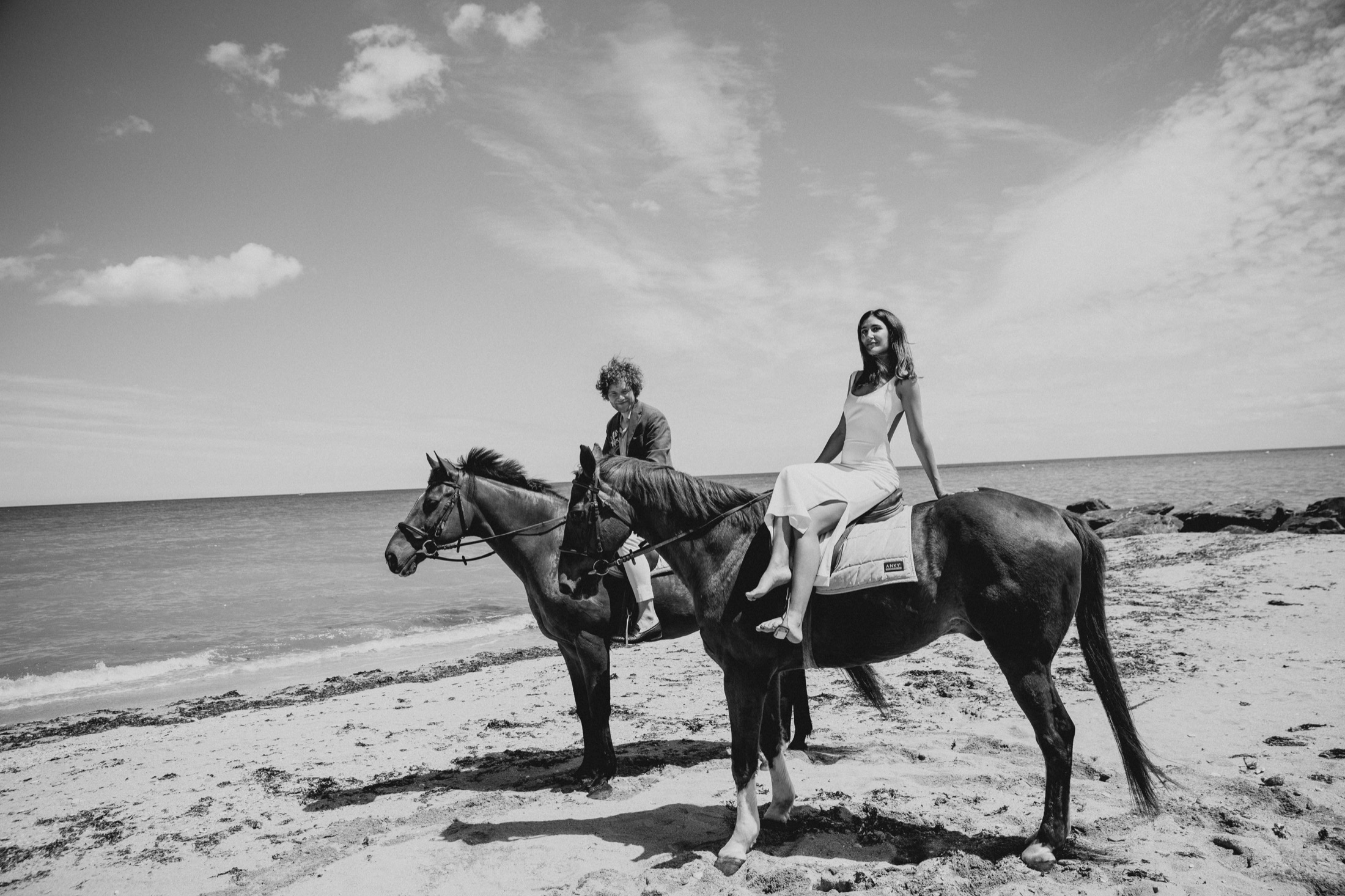 Photo de mariage noir et blanc - couple dans une ambiance élégante